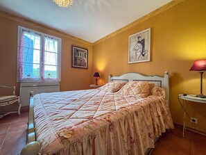 4 bedrooms, free WiFi, bed sheets - Charming Villa with Indoor Pool, Private Tennis Court, Near Zoo and Castles (Villentrois-Faverolles-en-Berry)