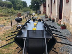 Outdoor dining - Charming 19th-Century Railway Station Gîte with Pool in Scenic Berry, Sleeps 13 (Mers-sur-Indre)