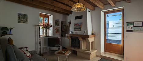 Télévision, cheminée