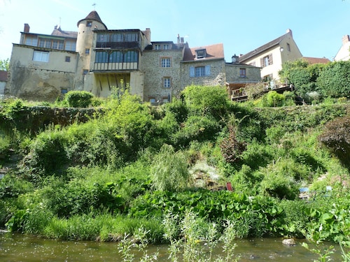 Chalet en pleine nature à Orsennes avec étang à proximité, idéal pour 6 personnes et animaux admis