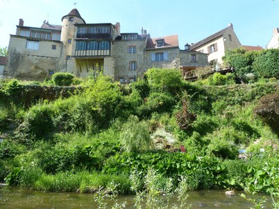 Countryside Chalet by the Water: 2BR, Terrace, Pets Welcome