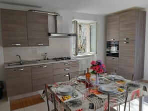 Réfrigérateur, four, plaque de cuisson, cafetière/bouilloire