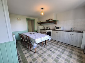 Fridge, microwave - Charming Countryside Cottage with Private Garden and Garage, near Nature and Historic Sites (Aigurande)