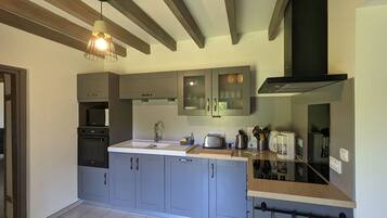 Een koelkast, een microgolfoven, een vaatwasser