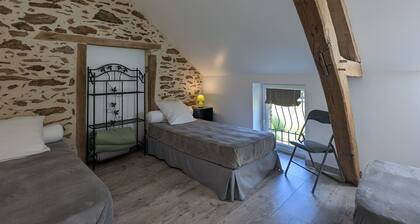 Casa rural renovada con gran jardín, actividades cercanas y tranquilidad absoluta