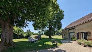 A rustic building with a gravel driveway, a lawn, and outdoor seating. - Countryside Retreat with Private Garden - Perfect for Family Relaxation! (Pouligny-Notre-Dame)