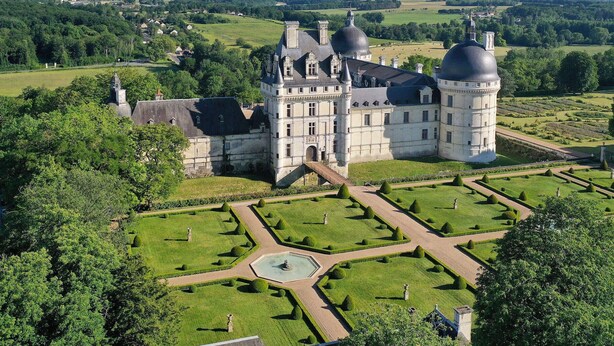 A large, historic building with a symmetrical facade, multiple towers, and a well-maintained formal garden. - Family & Friends Retreat: Near Loire Castles, ZooParc de Beauval, Spacious Garden, Sleeps 12 (Vicq-sur-Nahon)