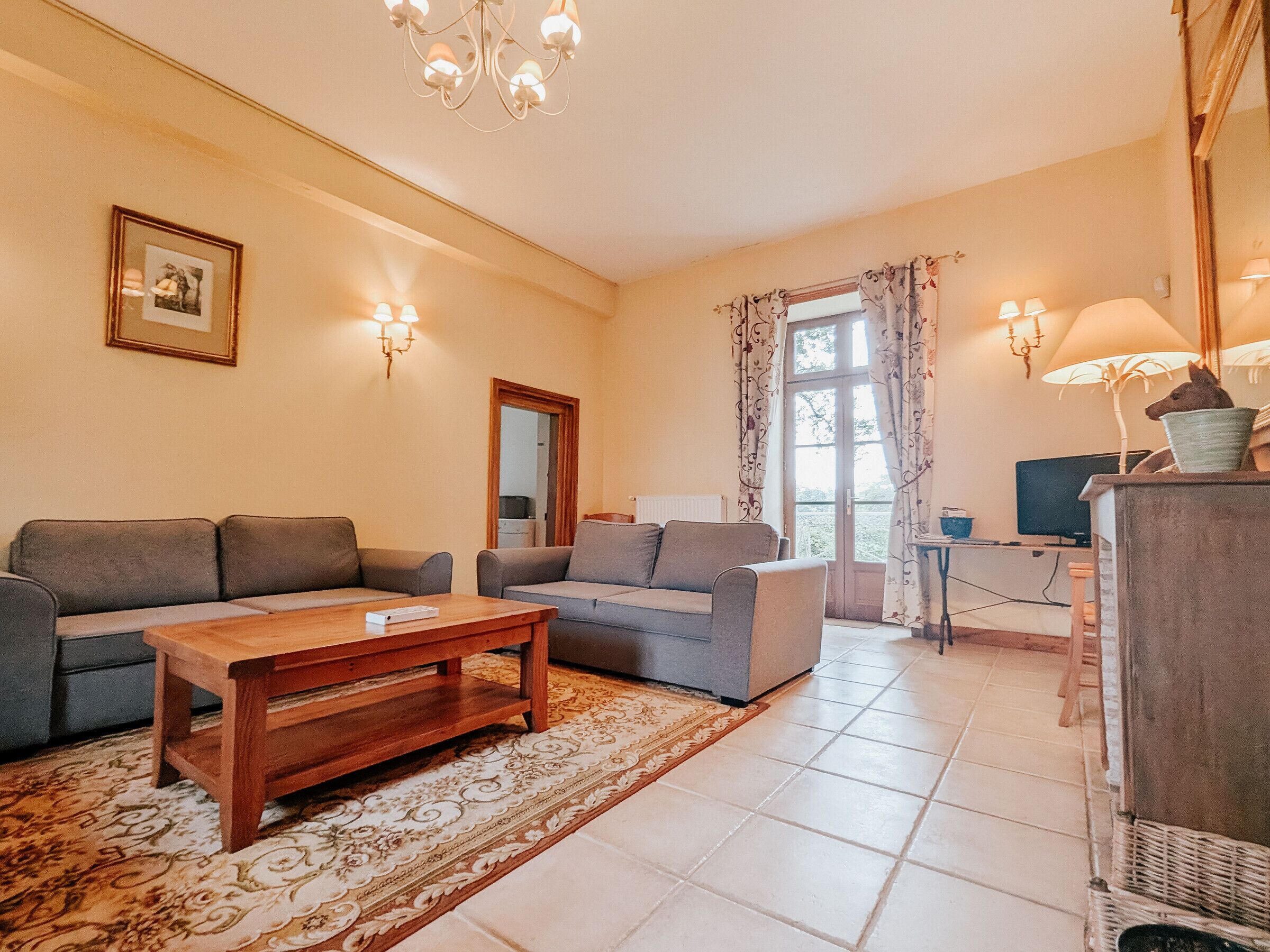 Télévision, cheminée, espaces bureaux