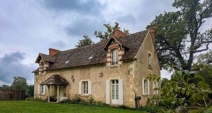 Cozy Cottage Near Châteauroux, Countryside Views, Wi-Fi, Garden, Close to Historic Sites