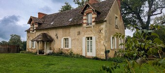 Cozy Cottage Near Châteauroux, Countryside Views, Wi-Fi, Garden, Close to Historic Sites