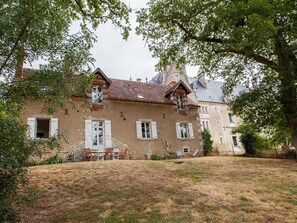 Exterior - Cozy Cottage Near Châteauroux, Countryside Views, Wi-Fi, Garden, Close to Historic Sites (Arthon)