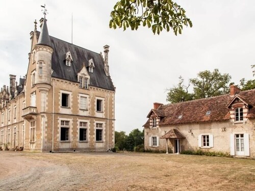Gîte cosy en Berry avec jardin et parking, proche de Châteauroux, pour 10 personnes
