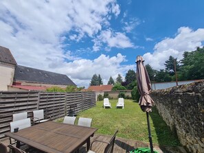 Outdoor dining - Charming House with Private Garden, Close to River & Medieval Towns (Le Pont-Chrétien-Chabenet)