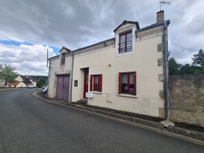 Exterior - Charming House with Private Garden, Close to River & Medieval Towns (Le Pont-Chrétien-Chabenet)