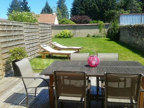 Outdoor dining - Charming House with Private Garden, Close to River & Medieval Towns (Le Pont-Chrétien-Chabenet)