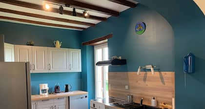 Charmant Gßte Familial avec Grand Terrain, à Proximité de Fontgombault et de la Creuse