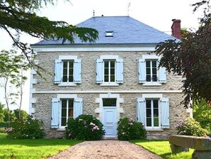 Exterior - Secluded Berry Retreat: Lakeside Manor with Wildlife, Fishing, and Nature Trails (Migné)