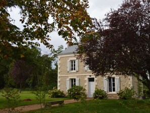 Exterior - Secluded Berry Retreat: Lakeside Manor with Wildlife, Fishing, and Nature Trails (Migné)