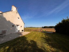 Children’s area - Peaceful cottage in Berry, family ideal (Sainte-Fauste)