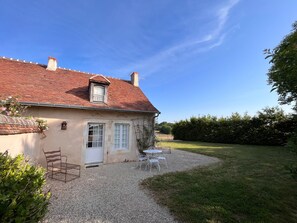Outdoor dining - Peaceful cottage in Berry, family ideal (Sainte-Fauste)