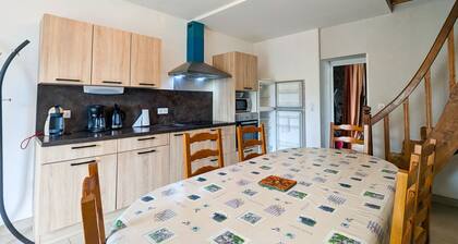 Maison de plain-pied avec grand jardin clos et parking, Ă 10 min des vignes.