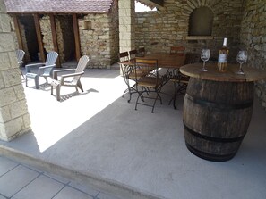 Outdoor dining - Charming stone cottage with pool, large garden, and nearby hiking trails in Brenne Natural Park (Prissac)