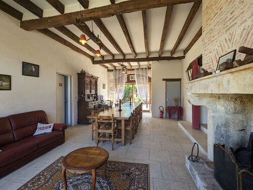 Peaceful Renovated Farmhouse: 6 Bedrooms, Private Terrace, in Berry Heart, Near Le Blanc