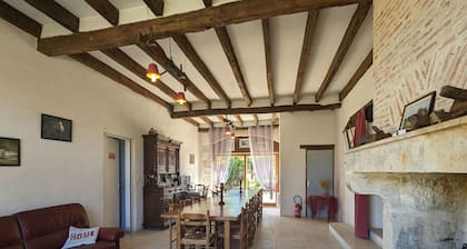 Peaceful Renovated Farmhouse: 6 Bedrooms, Private Terrace, in Berry Heart, Near Le Blanc
