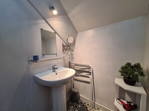 Bathroom - Charming Cottage with Heated Pool, Private Garden, Near Creuse River and Historic Villages (Le Menoux)