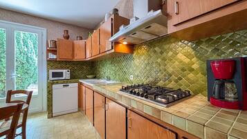 Geladeira, micro-ondas, lava-louças