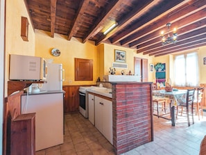 Fridge, microwave - Charming Countryside Home with Garden Near Eguzon Lake & Gargilesse-Dampierre (Orsennes)