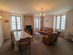 TV - Spacious Home with Courtyard, Near Nature Park, 10 mins to Bellebouche, Fireplace, Garage (Mézières-en-Brenne)