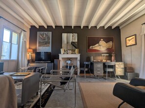 Unclassified image, 2 of 8, button