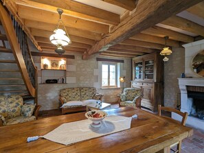 Interior - Charming farmhouse: Loire Castles, Zoo de Beauval, vineyards, family-friendly amenities (Lye)