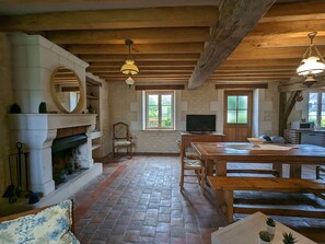 Interior - Charming farmhouse: Loire Castles, Zoo de Beauval, vineyards, family-friendly amenities (Lye)