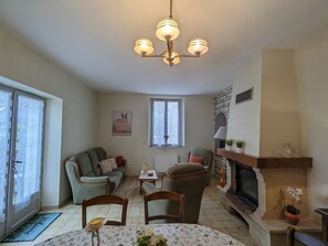 Télévision, cheminée