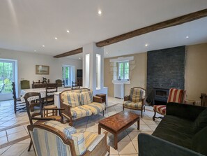 TV, fireplace, foosball - Charming Retreat in Berry: Heated Pool, Canoeing, Fishing, Near George Sand's House (Ardentes)