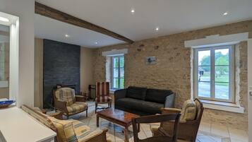 Télévision, cheminée, baby-foot