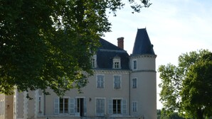 A large, historic building with a prominent tower and multiple windows. - Charming Retreat in Berry: Heated Pool, Canoeing, Fishing, Near George Sand's House (Ardentes)