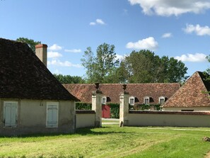 Exterior - Charming Retreat in Berry: Heated Pool, Canoeing, Fishing, Near George Sand's House (Ardentes)