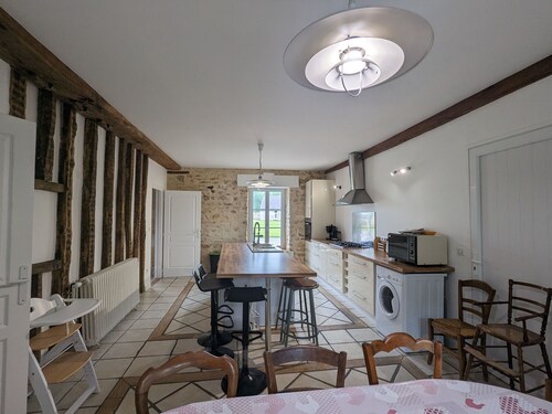 Demeure charmante bordant l'Indre avec piscine, vélos, barque, canoé, pédalo et coin pêche.