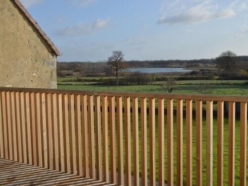 Presbytère écorénové avec terrasse et vue sur étang, proche Parc Naturel Régional de la Brenne