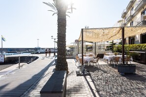 Outdoor dining - Nice 2 bd apartment by the sea in Playa San Juan (Playa de San Juan)