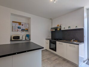 Een koelkast, een magnetron, een vaatwasser