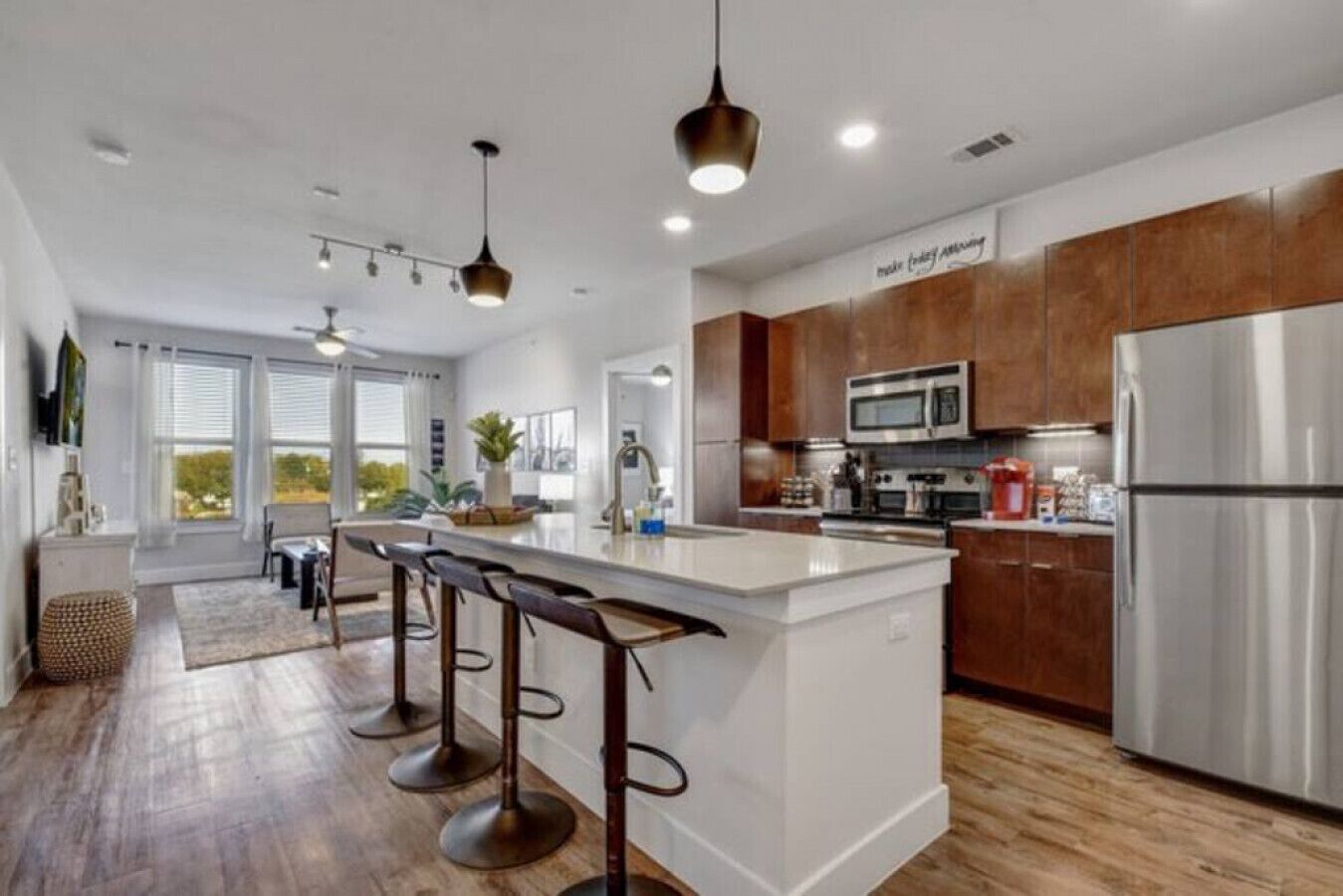 2BR Southtown Apartment|FreeParking|Wifi|Pool+Gym