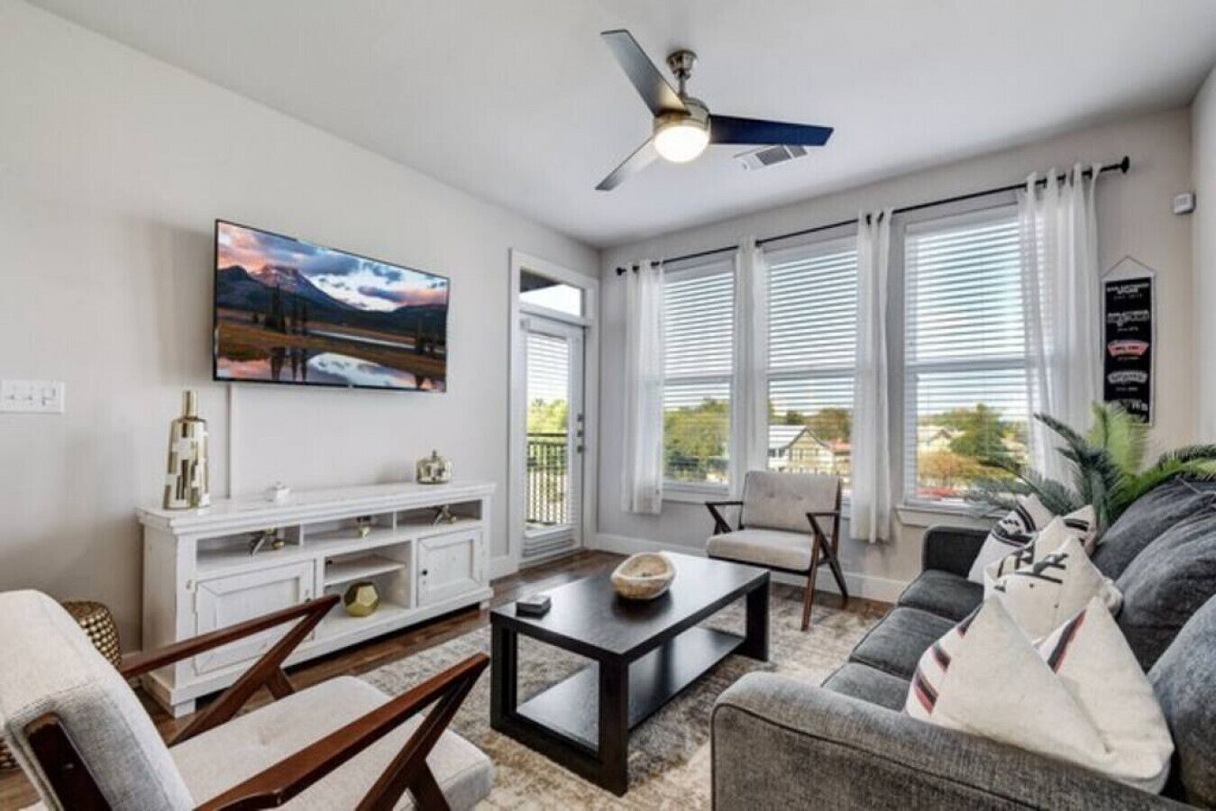 2BR Southtown Apartment|FreeParking|Wifi|Pool+Gym