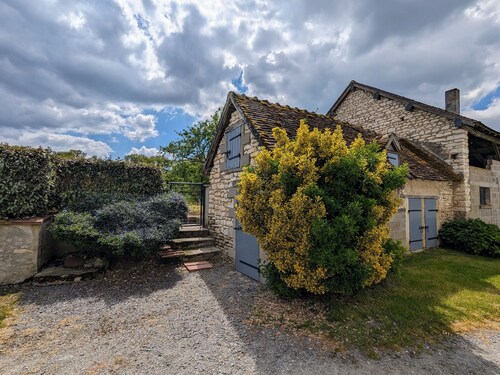 **Renovated Farmhouse in Berry: Near Forests, Castles, and Zoos**