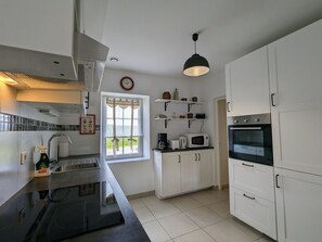 Een koelkast, een microgolfoven, een vaatwasser