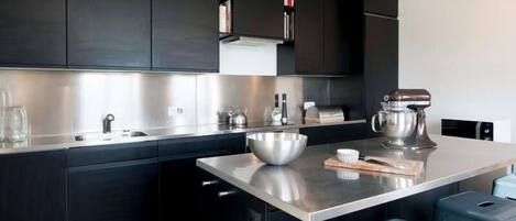 Een koelkast, een microgolfoven, een vaatwasser