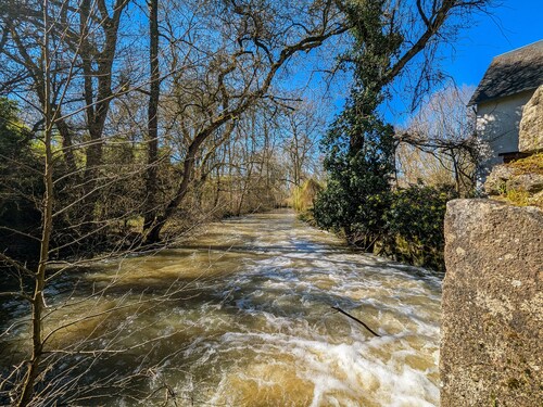 Charming Mill Retreat in Berry: Riverfront, Sleeps 12, Near Castles & Zoo